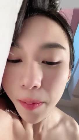 【骚货留学生】反差文静学霸没想到私下里这么骚，一边教男友日语一边操逼 预览截图 12