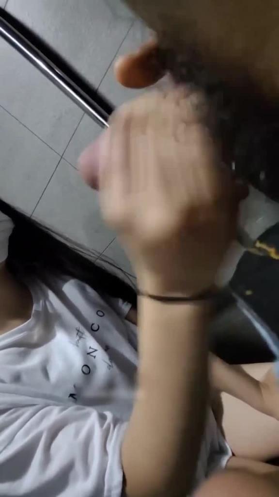 【独家资源】500块约学生妹在公厕足交_脸蛋极品脚丫也嫩_真实超清偷拍_足交_ 预览截图 2