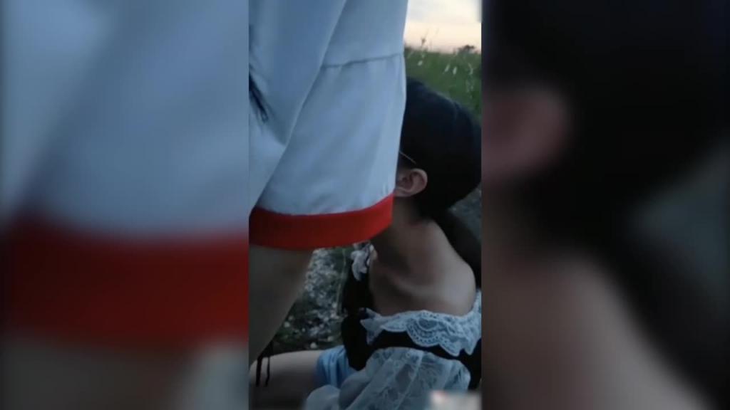 两个女大学生,户外轮流口交 预览截图 8