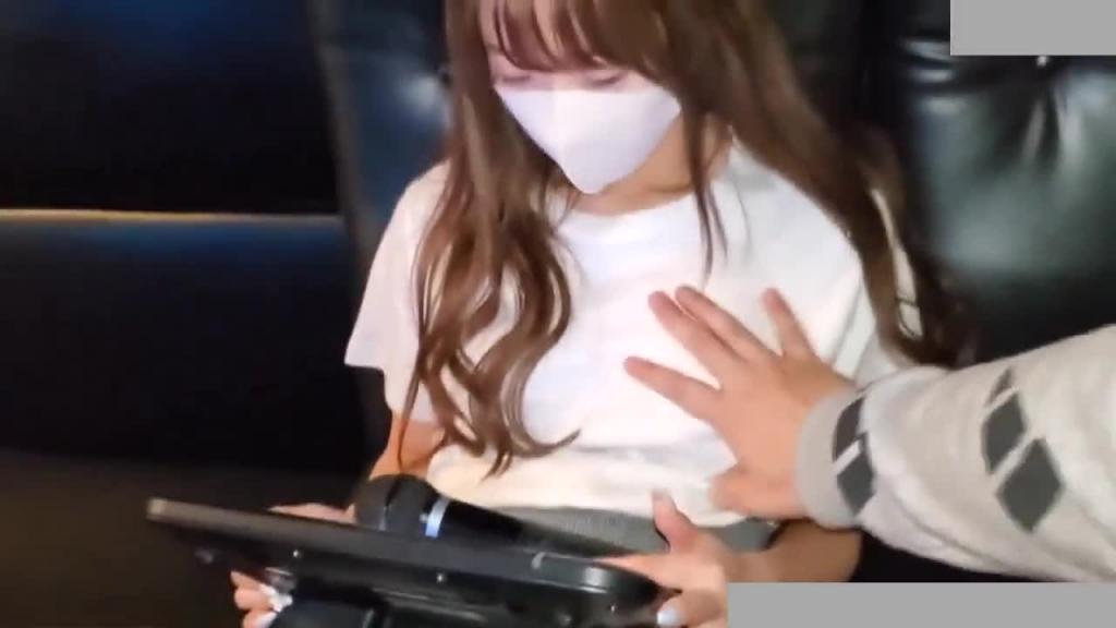 年轻美女实习生被上司抓到工作上纰漏,带到KTV强行啪啪 预览截图 1