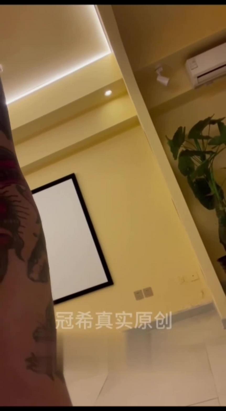 【原创-真实1000元破处18岁萝莉】大长腿小骚逼嫩死了,射了一脸精液 预览截图 3