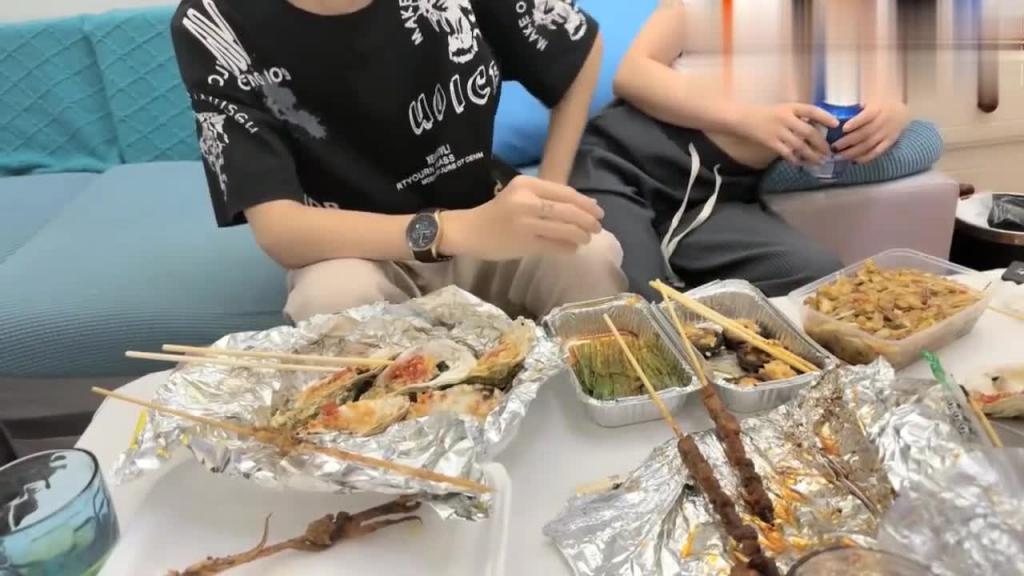 【探花大神】泡良达人约操白衣骚熟女 吃饱喝足沙发上掐脖爆操萝莉学生可爱白虎自慰 预览截图 4