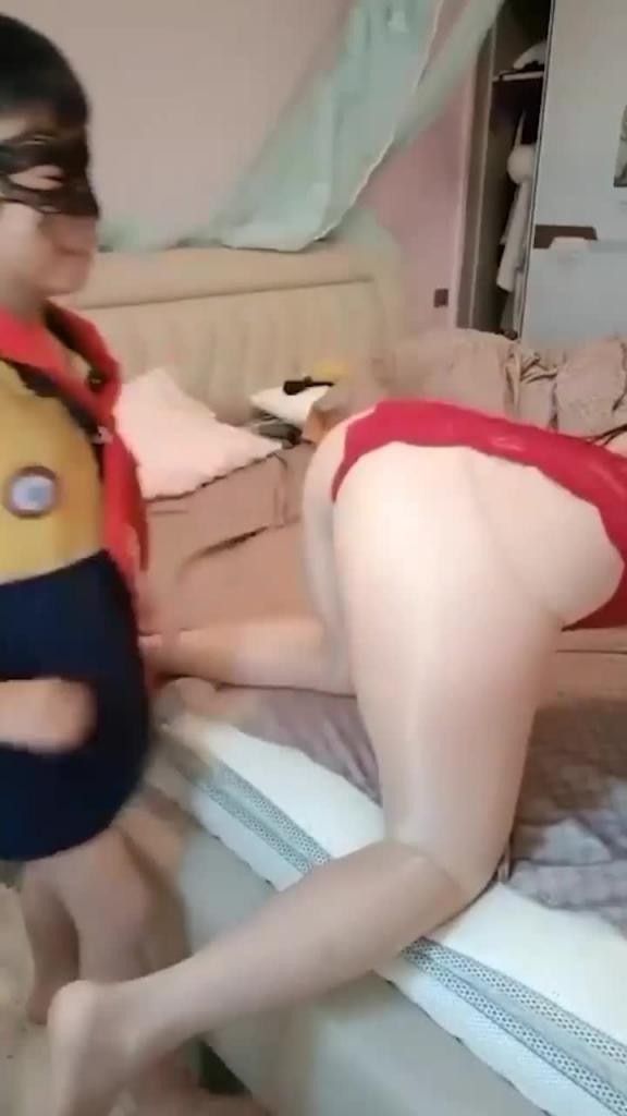 【小马拉大车】全网都在找的母子乱伦完整版_丝袜骚妈让儿子帮她自慰 预览截图 1