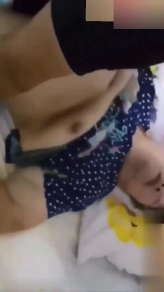 【母子乱伦】爸爸不在家插妈妈内射要给我生儿子 预览截图 11