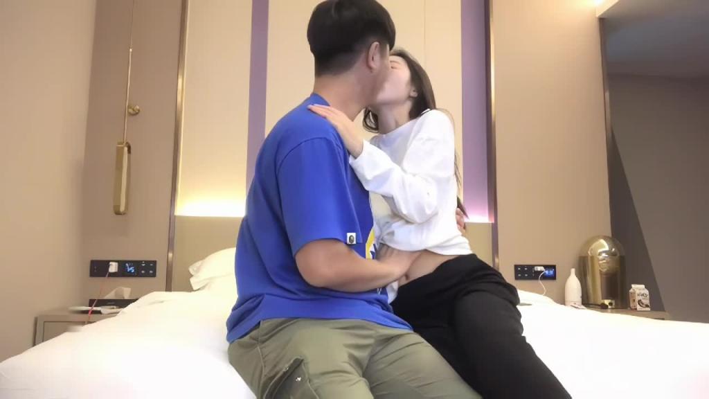 白衣战神!小宝和白衣女神舌吻,操出感情,良家美女兼职外围初次下海爱上嫖客 预览截图 1
