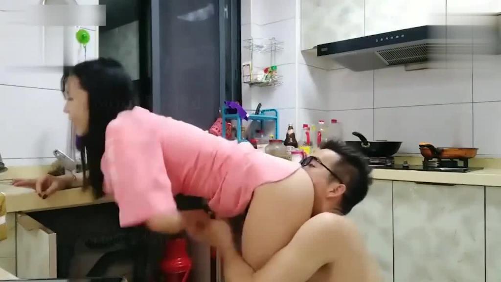 【乱伦姐妹】小姨子撞见姐姐啪啪，厨房勾引姐夫后入3个人一起玩很是诱惑喜欢不要错过！ 预览截图 4