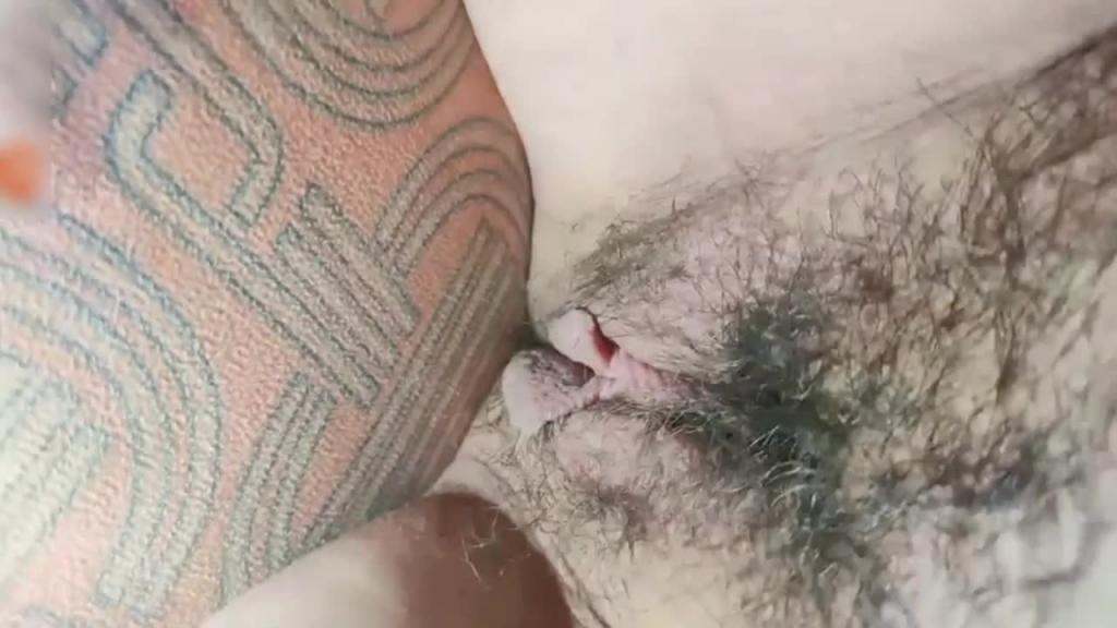 深夜姐夫跑到小姨子房间操小姨子不敢出声,揉奶玩逼无套抽插逼都操肿了~,真实刺激! 预览截图 3