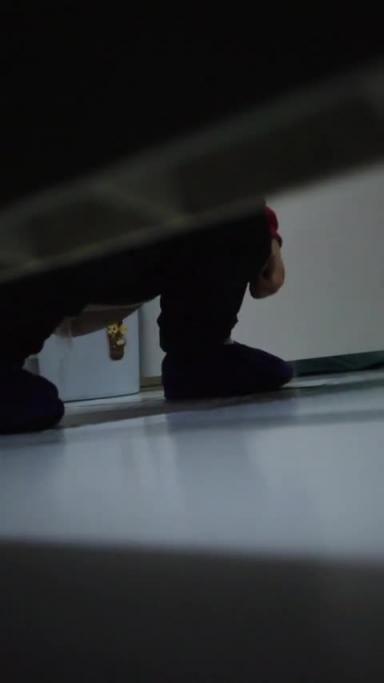 【厕拍精选】牛逼大神潜入小学厕所偷拍还没成长起来的小嫩穴 预览截图 8
