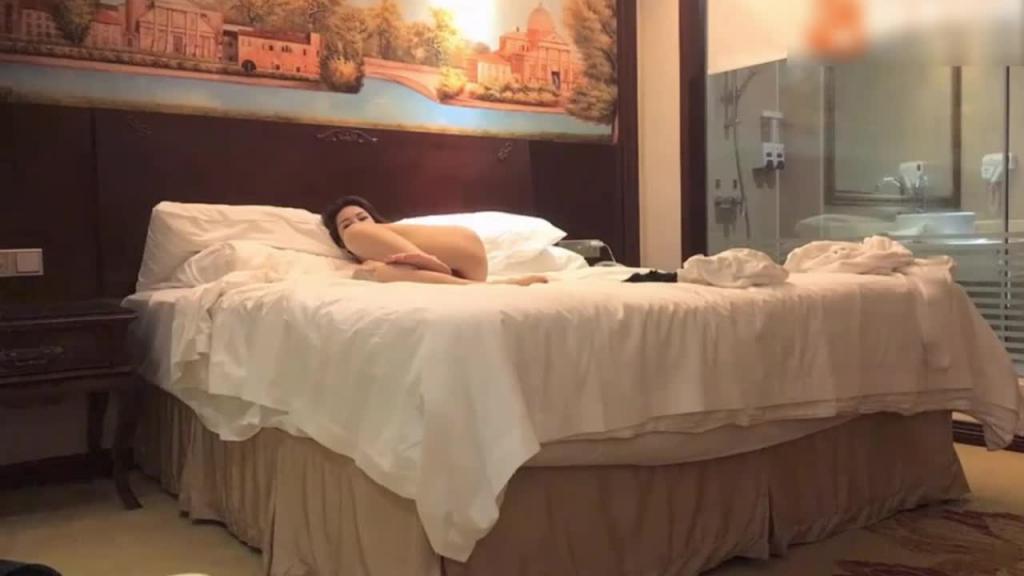酒店重金约操二选一，刚下海的极品包臀裙少妇生意失败无奈兼职外围下海 预览截图 8