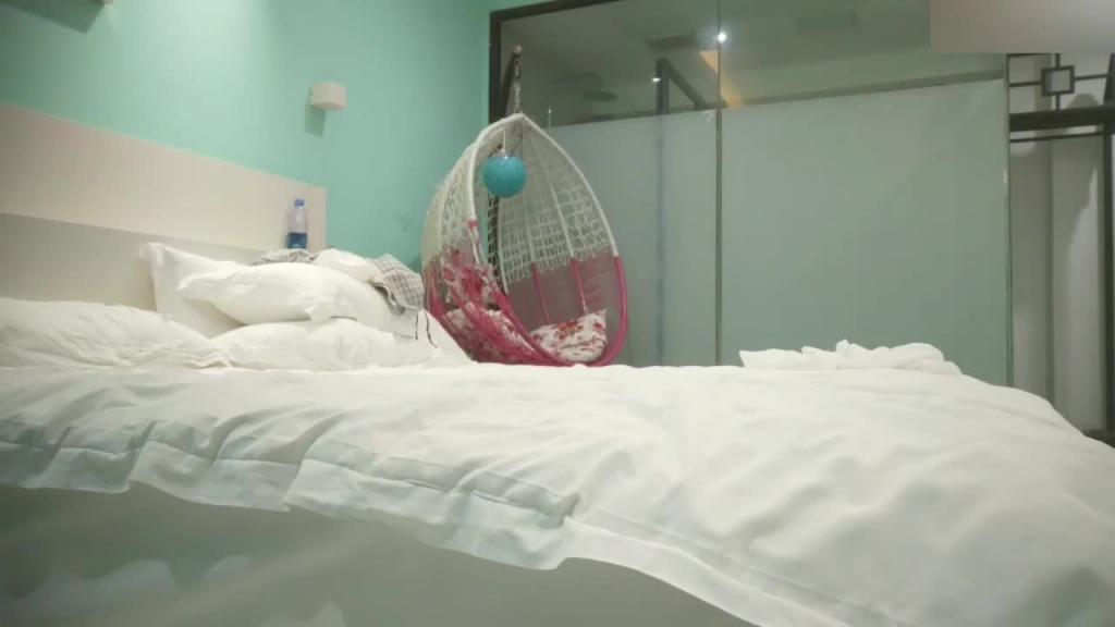 国内2对夫妻换妻4P全过程极品白领夫妻枯燥婚姻的调节器 预览截图 12