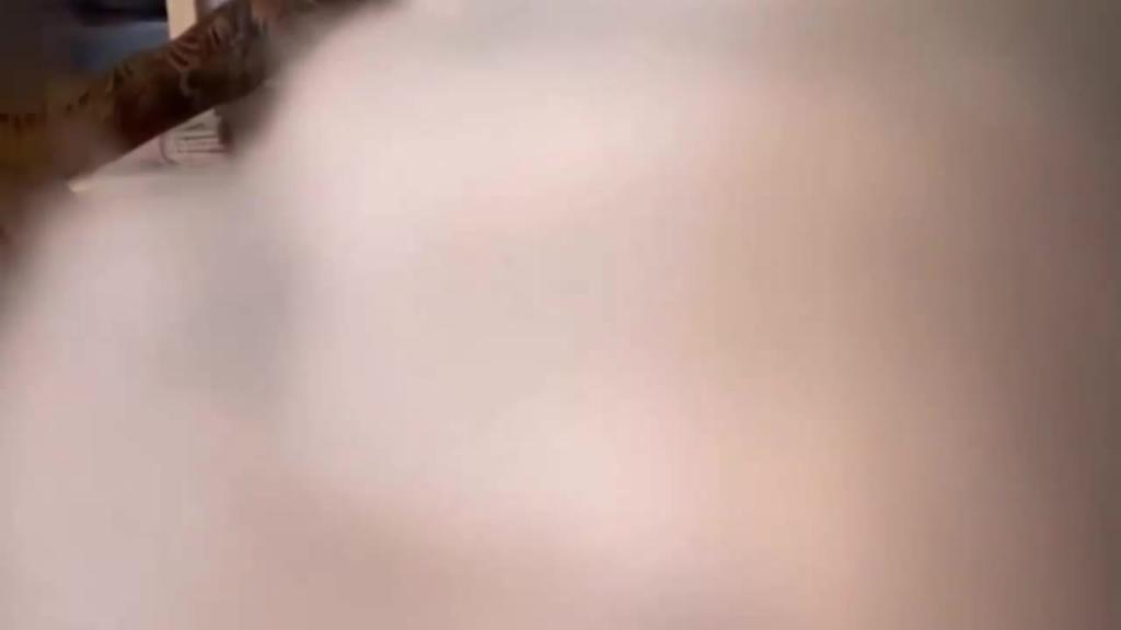 当着女友面操闺蜜全程高能女友一会出来偷看一下最后还内射还帮忙递纸巾 预览截图 7