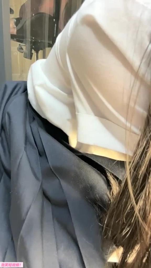 新晋萝莉人气主播;首秀大胆掰开骚穴互动! 预览截图 4