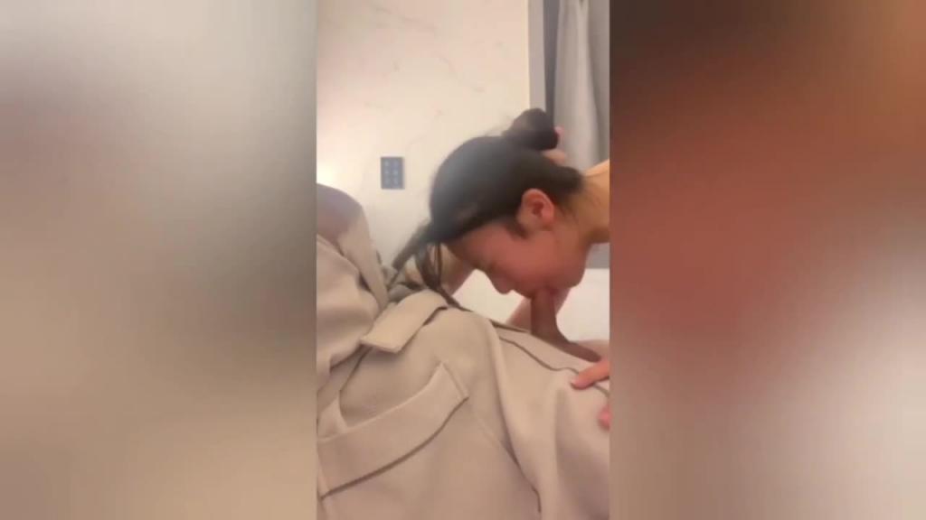 万人求购【楼梯女孩完整版】这个是被调教成母狗的18岁高中生,放出4K高清无水印版本 预览截图 10