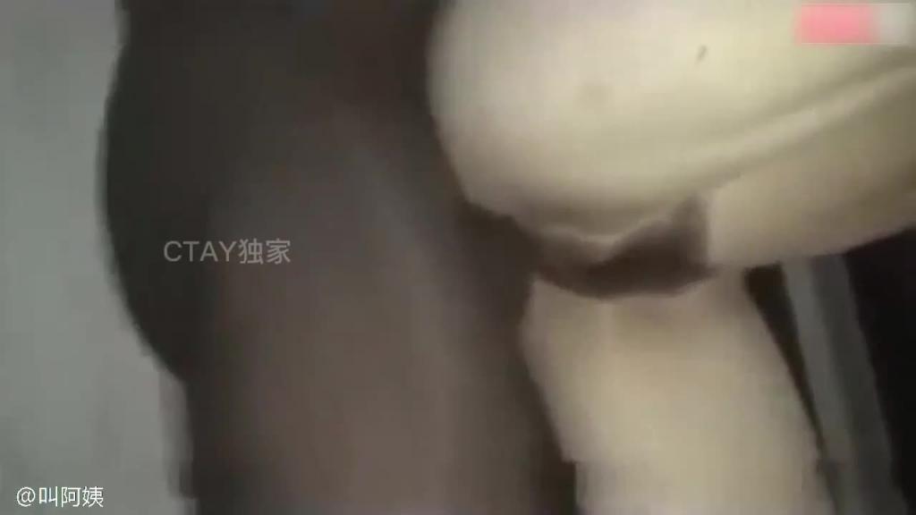 媚黑母狗勾搭黑人和他的巨屌兄弟们 预览截图 7