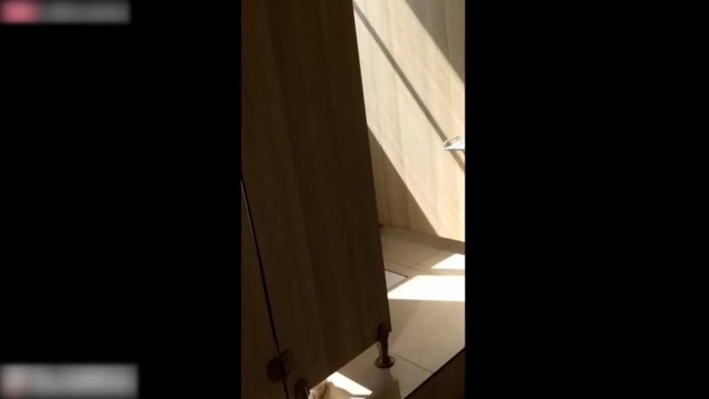 珠宝店移动视角后入式厕拍,手机离逼只有1cm偷拍你绝对没见过的黑炭逼 预览截图 3