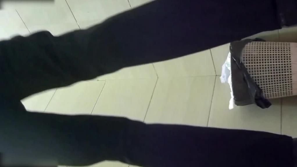 某银行女厕偷窥惊喜发现竟然还有开档袜,歪逼撒尿呲鞋跟 预览截图 7