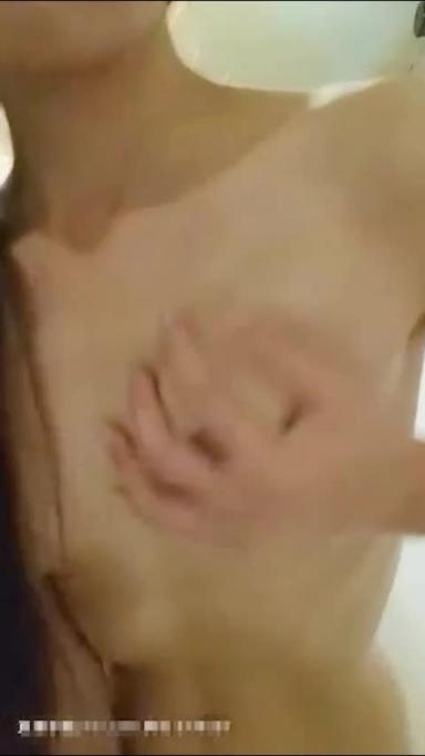 苗条小姐姐到公厕里自慰,嘴里还塞着内裤怕叫出来 预览截图 6