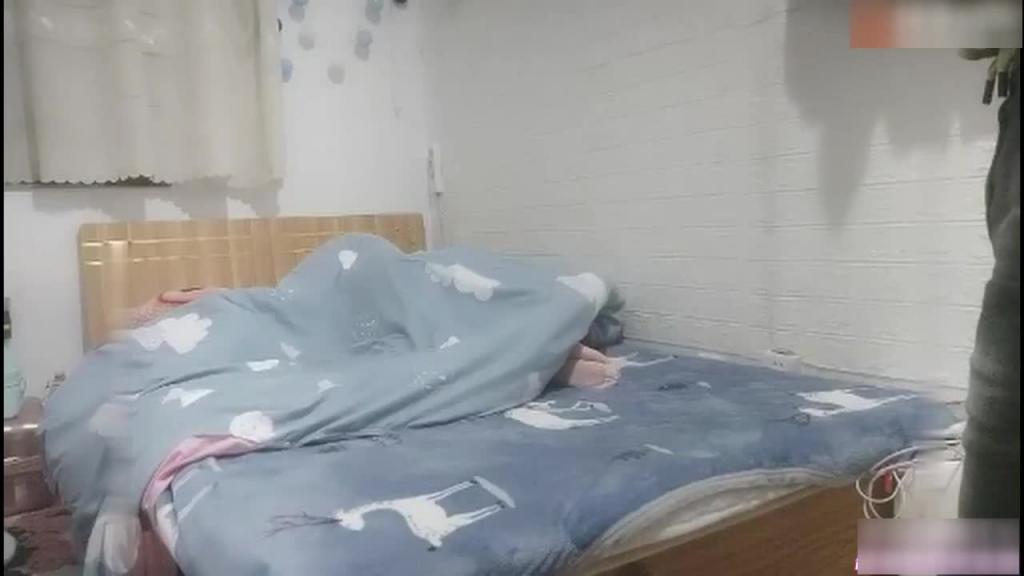 醉奸亲嫂子,叔嫂乱伦!禽兽弟弟灌醉嫂子,假装正人君子,趁嫂子放下戒备强操 预览截图 4