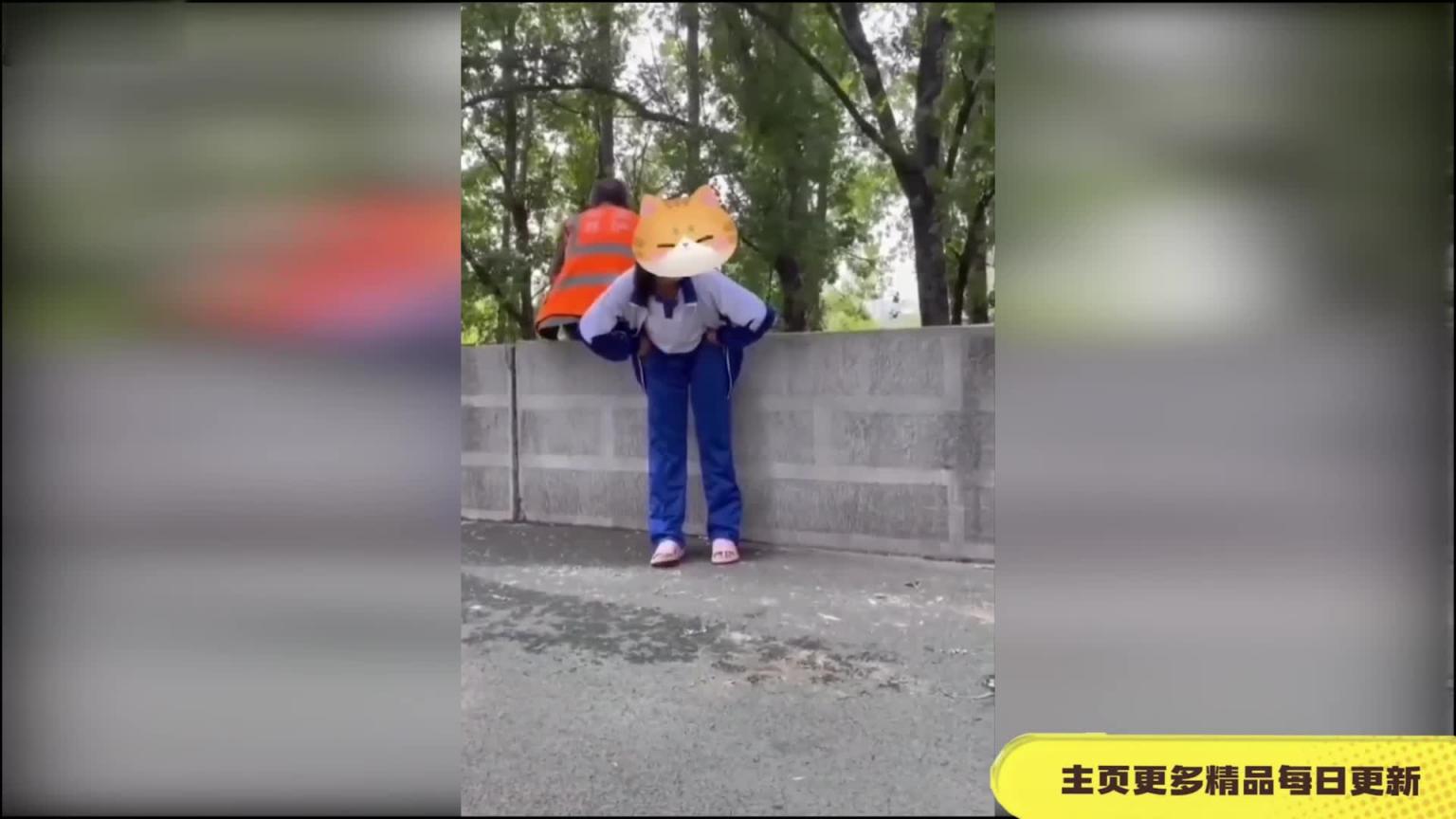 【独家泄密】全网都在找的郑州七中女学生玩露出勾引环卫大爷 母狗就要从小培养 预览截图 1