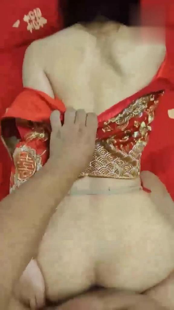 乱伦大神《大胸嫂子会喷水》新作嫂子穿秀禾服跟我举办婚礼入洞房高潮喷水 预览截图 9