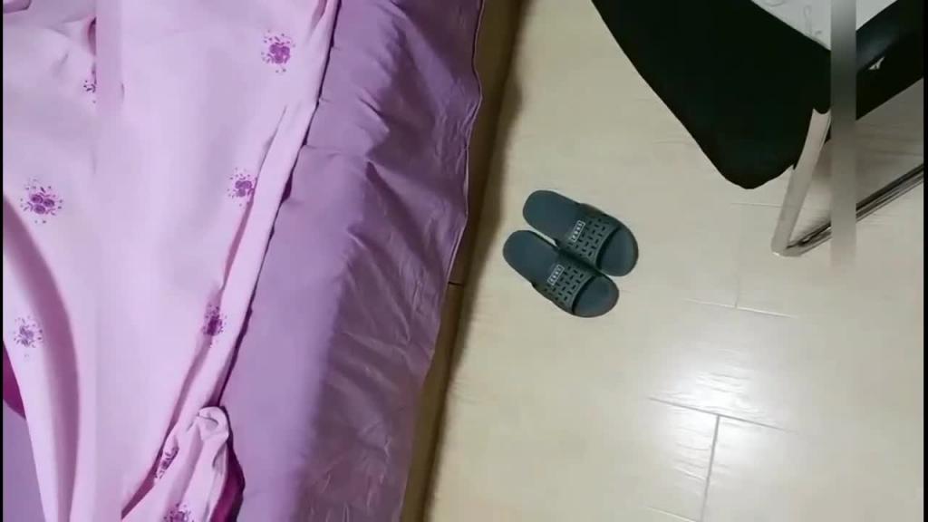 真实儿媳妇发骚勾引公公,结果孙子刚睡着就被公公给操了 预览截图 3