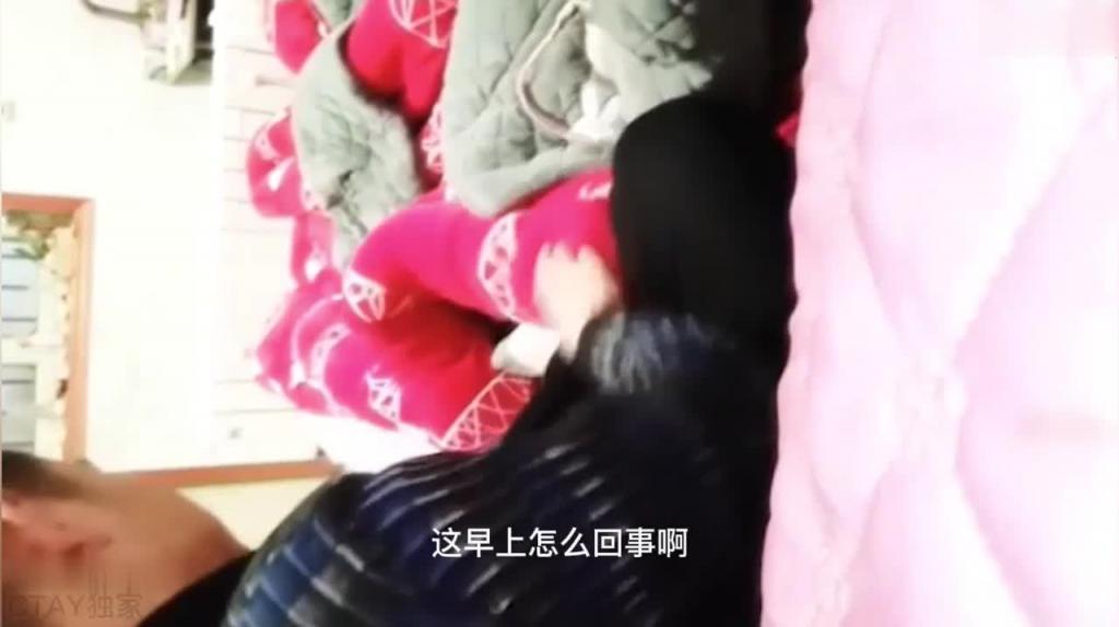 真实姐弟乱伦~姐姐在被窝里被强行插入 预览截图 2