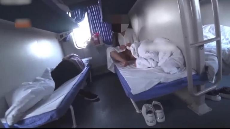 火爆全网的国内绿帽大神 让老婆在火车卧铺露出勾引旁边的老大爷 预览截图 6