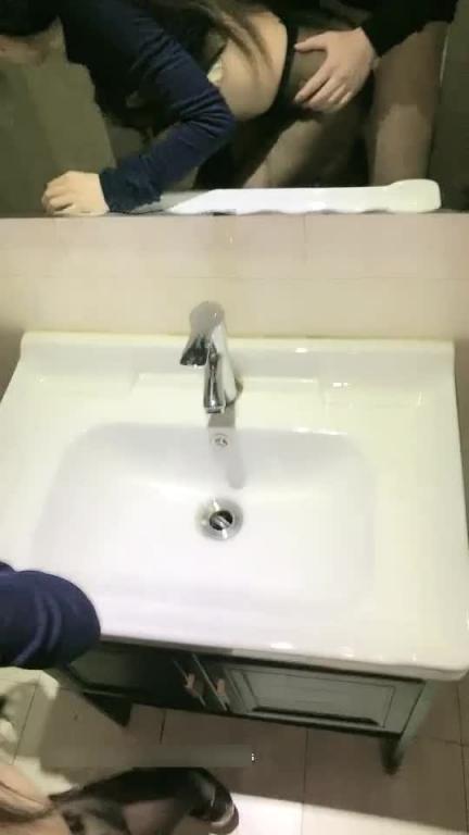 包厢里直接沙发上直接干炮,听着DJ蹦逼 白浊的精液流了一逼 预览截图 5