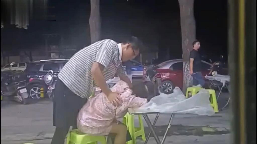 【今日吃瓜】南宁弟弟趁姐姐上厕所强行看B+湖北两位热心路人街头抢醉酒女捡尸当街开摸! 预览截图 10