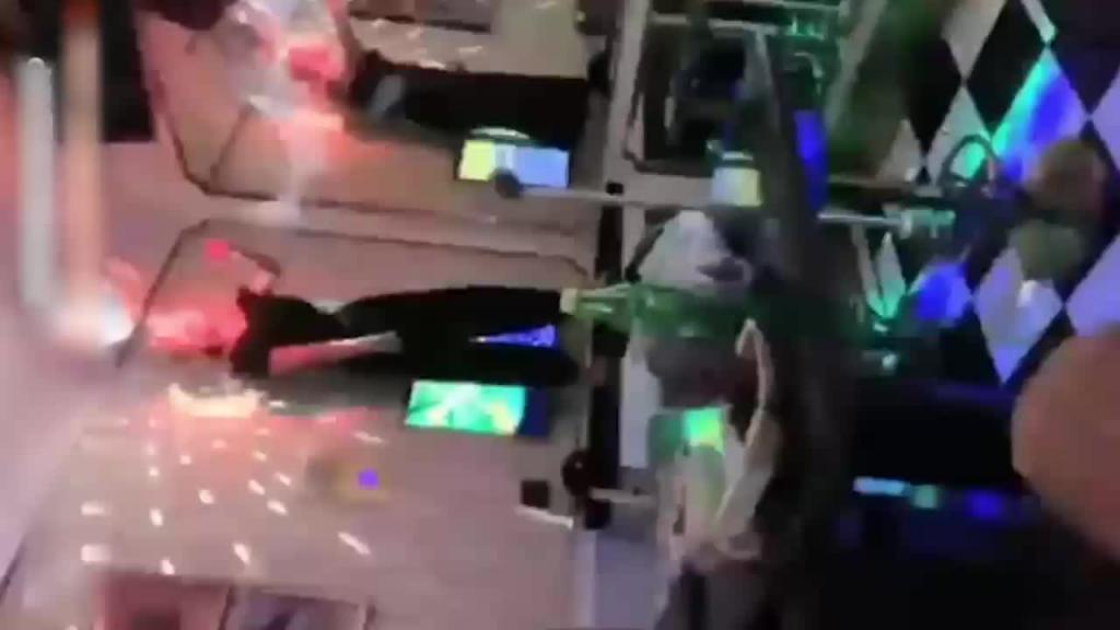 兄弟的女友在KTV喝多了,被我强脱裤子爆操 预览截图 12