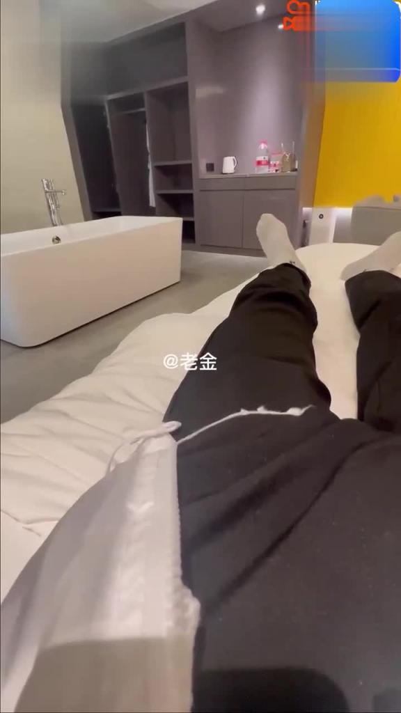 【姐弟】春游和姐姐游玩姐姐衣服湿透了弟弟忍不住操了 预览截图 4