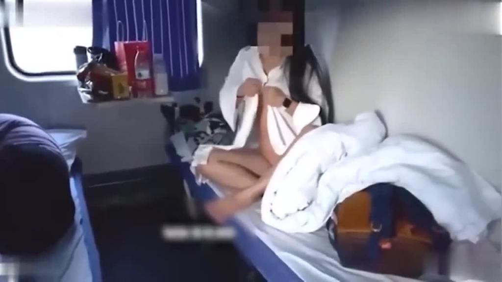 火车上淫欲露出 卧铺列车露乳露逼 大爷看傻眼了 预览截图 1