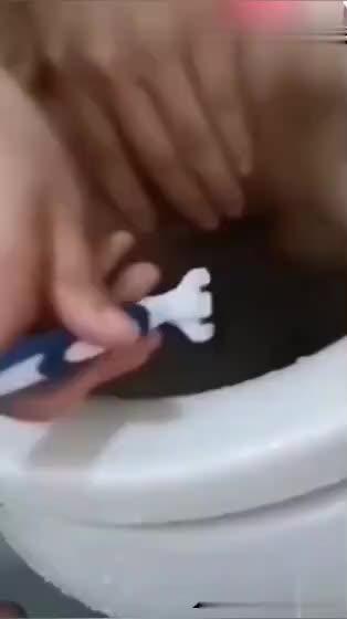 母子乱伦 帮妈妈剃毛 对白精彩 预览截图 6