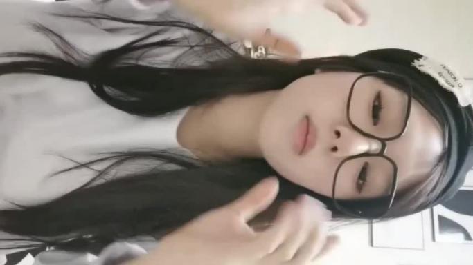 极品大胸长发眼镜妹jk萝莉裙 预览截图 12