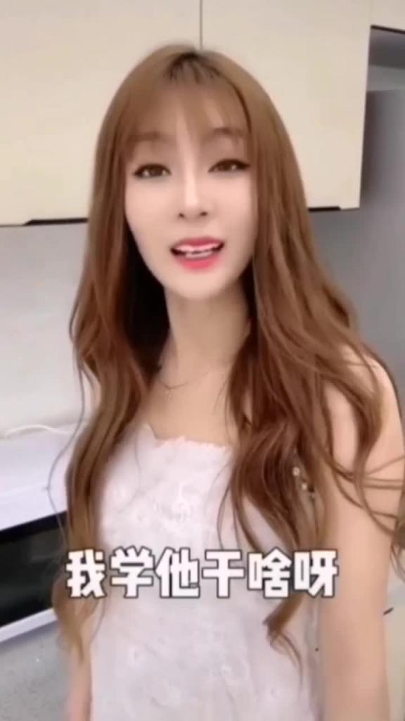 儿子给妈妈看小黄片，妈妈穿上开档丝袜勾引儿子 预览截图 6