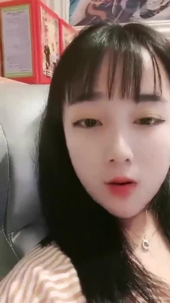 【童颜巨乳】两个萝莉妹子KTV唱歌厕所露奶口交 预览截图 7