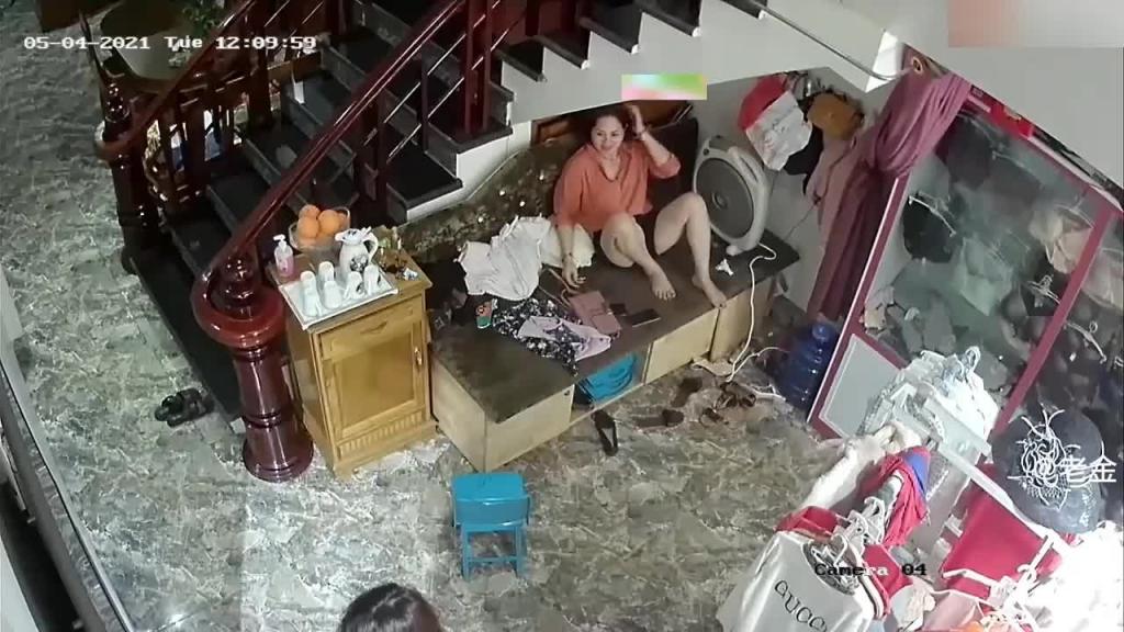【真实牛逼乱伦】广州老富婆和自己女婿当着孙子孙女的面乱伦 预览截图 8