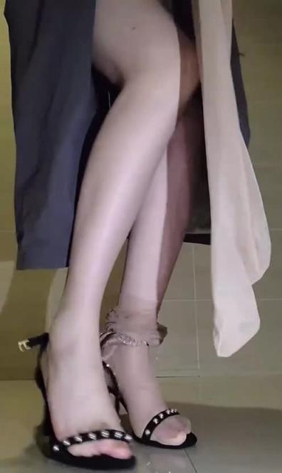 发春美艳少妇，小区楼道痴乱自慰 预览截图 4