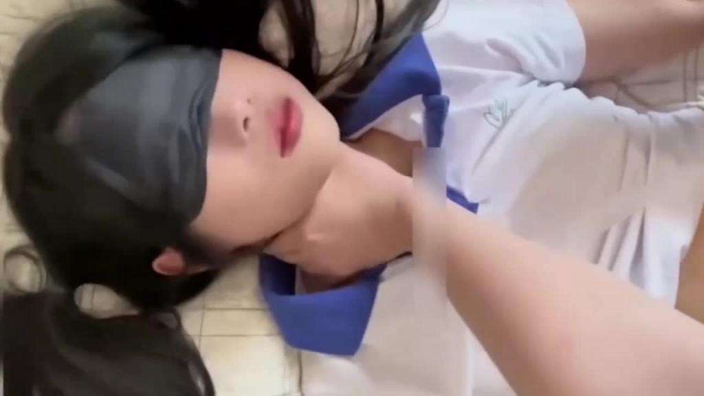 推特网红女神-迷人的柚子最新高价极品00后萝莉小母狗暴力深喉虐操 预览截图 6