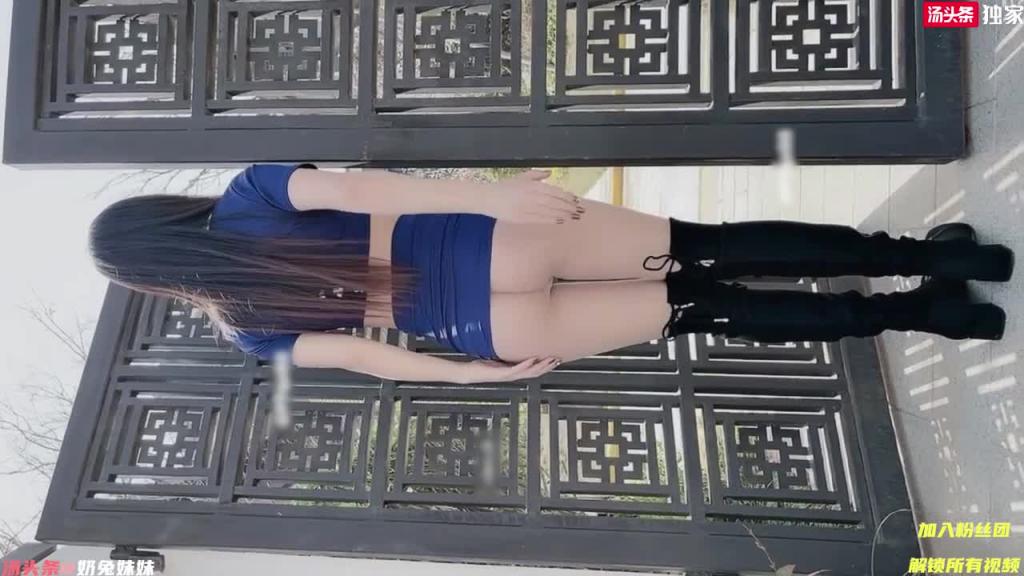 性感少妇户外人前露出 无内肉丝大长腿 过路司机看直了 预览截图 9