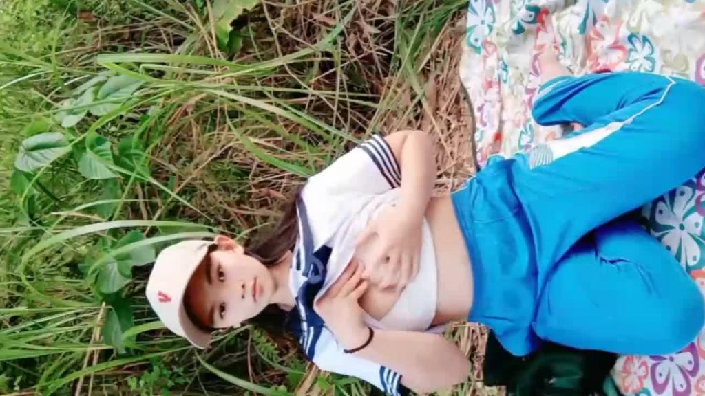 刚放学被小姨拉倒户外勾引环卫工人啪啪做爱 预览截图 12