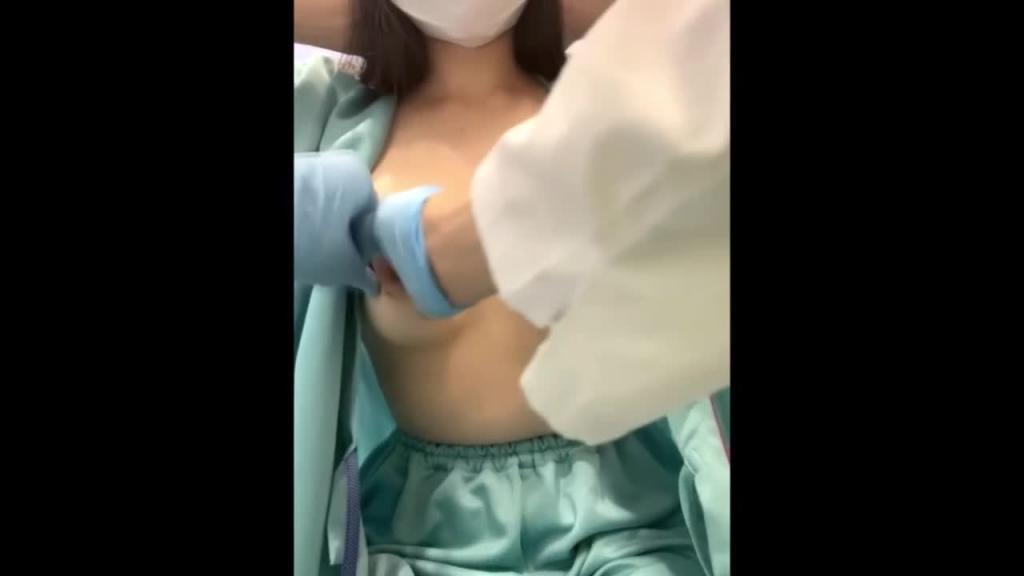 医生偷拍巨乳妹子检查乳房 预览截图 3