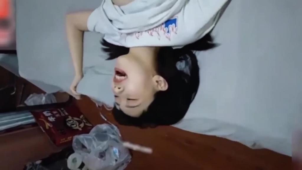 【真实稀缺强奸乱伦】强奸乱伦七七表妹,被大屌表哥按住狠狠深喉爆操,把表妹弄哭了 预览截图 10
