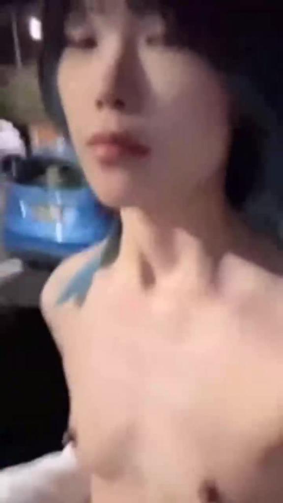 眼镜妹性瘾极大白天口爆吞精,喝尿,草逼,野外露出样样齐全 预览截图 1
