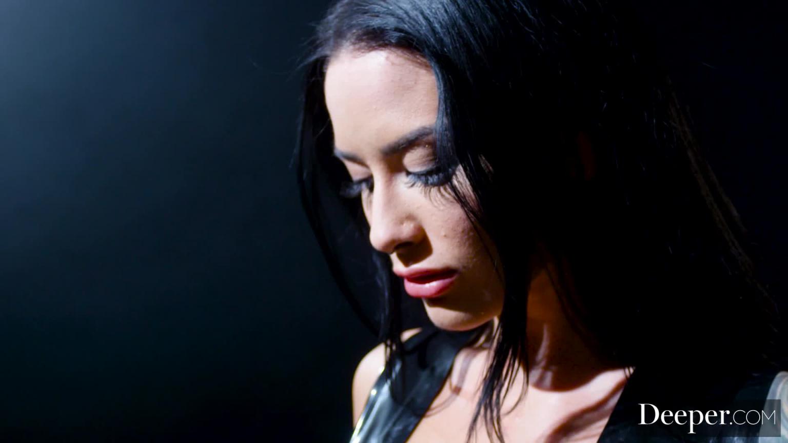 卡特里娜是女王宫廷中的女王,她挑选了第一批来招待他们的表演者 预览截图 2