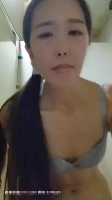 苗条小姐姐到公厕里自慰,嘴里还塞着内裤怕叫出来 预览截图 4