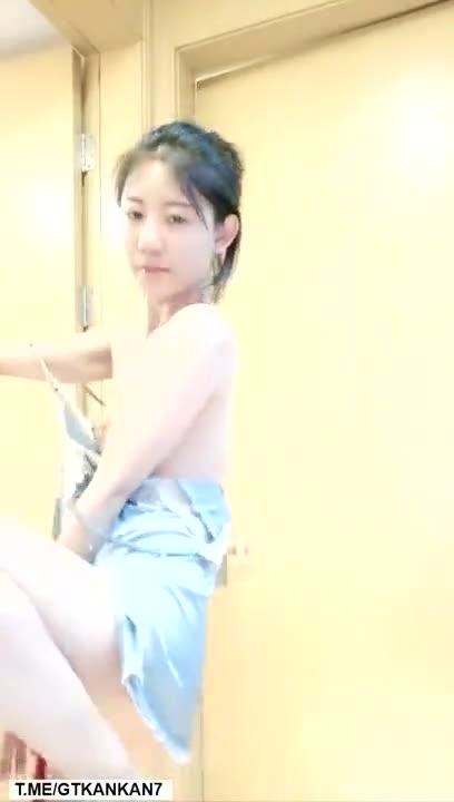 苗条直播主《上海猪九妹》清凉直播,三点全露性感热舞小哥哥心动了吗? 预览截图 5