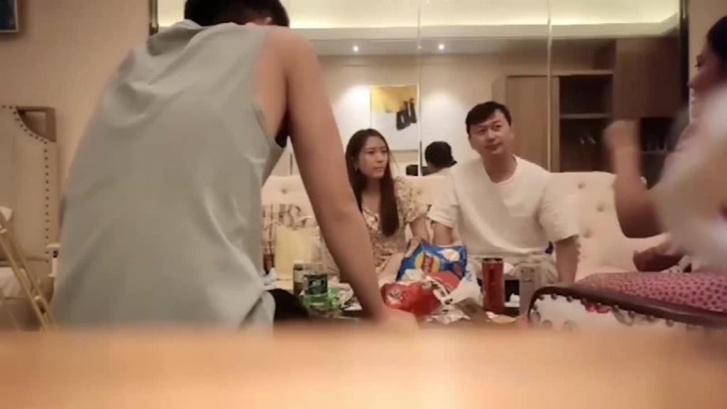 【精选真实换妻】高颜值女友被互换给兄弟操,‘老婆你别让他操你屁眼啊’ 预览截图 2