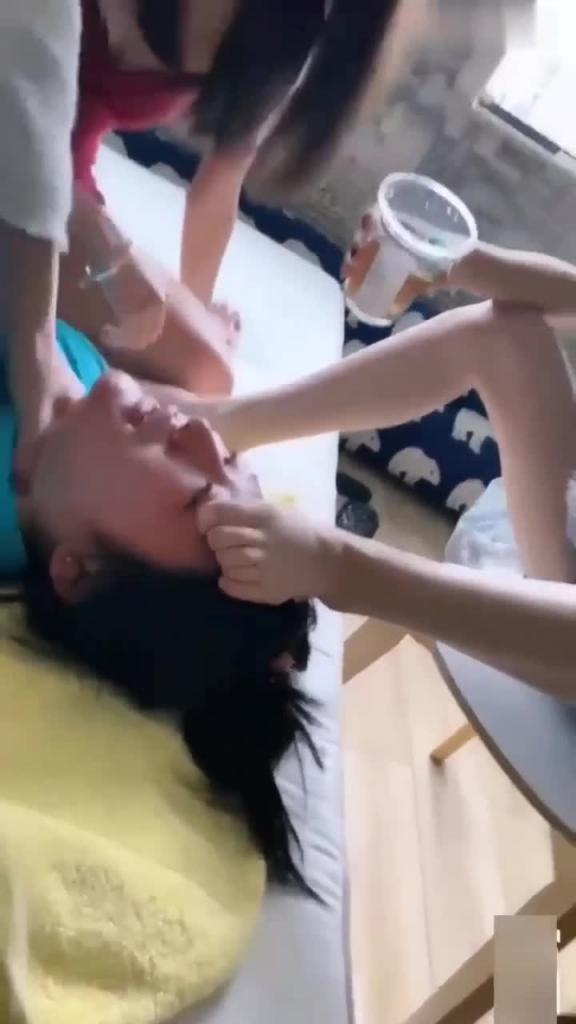 【暗黑校园】女同学骗自己闺蜜来家里群P调教一帮女生舔脚深喉喝尿花式虐待 预览截图 10