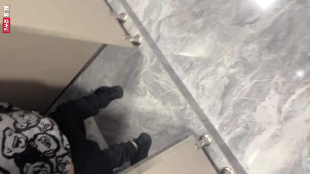 户外最剌激4p轮操 两极品学妹被鸡头带进男公厕轮操 预览截图 9